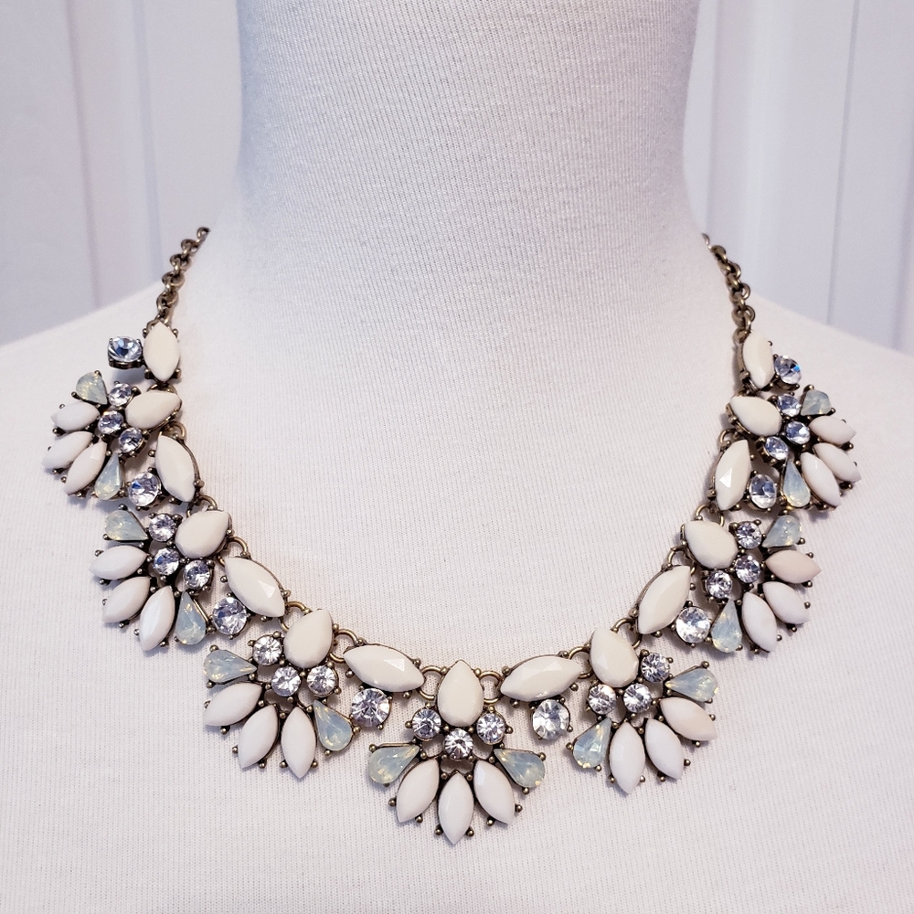 ❤️ 2/$25… Statement necklace